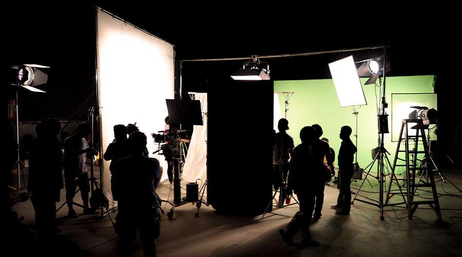 19medya Yapım: Sinemadan dijital platformlara, yüksek prodüksiyon standartlarıyla görsel hikaye anlatıcılığı. Film, dizi, reklam ve TV programlarında global vizyon. 19medya Production: Visual storytelling with high production standards from cinema to digital platforms. Global vision in film, TV series, commercials, and TV shows.